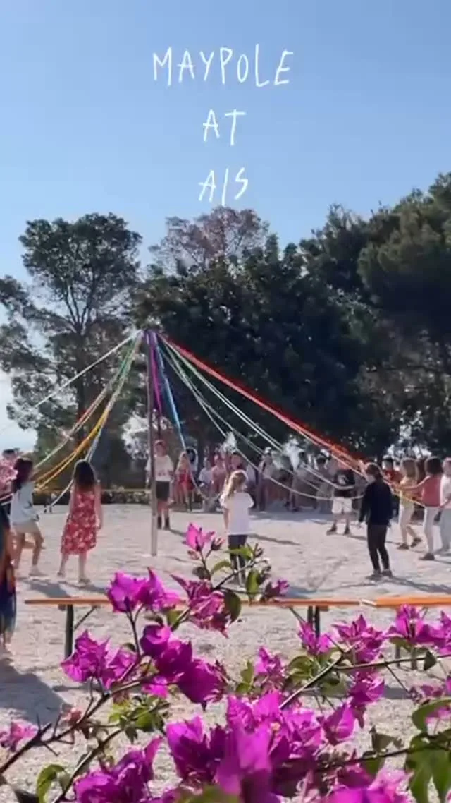 The dance around the Maypole is still one of the most special and awaited moments of spring at AIS. Every year, different classes together with their teachers joyfully immerse themselves in this beautiful tradition.

While dancing and intertwining ribbons, students learn to cooperate, help each other and work as a team, creating a strong sense of community and connection to the nature around us. The Maypole, with its bright colours and joyful dancing, represents the strength and fertility of the natural world... and reminds us how beautiful it is to celebrate the rebirth of spring together!
**
El baile alrededor del palo de mayo sigue siendo uno de los momentos más especiales y esperados de la primavera en AIS. Cada año, diferentes clases junto a sus profesores se sumergen con alegría en esta hermosa tradición.

Mientras bailan y entrelazan las cintas, los alumnos aprenden a cooperar, a ayudarse mutuamente y a trabajar en equipo, creando un fuerte sentido de comunidad y conexión con la naturaleza que nos rodea. El palo de mayo, con sus colores vivos y sus alegres danzase, representa la fuerza y la fertilidad del mundo natural… ¡y nos recuerda lo bonito que es celebrar juntos el renacer de la primavera!

#waldorfinspired #inspiraciónwaldorf #springcelebration #celebraciónprimaveral #maypole